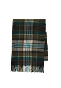 Sciarpa tartan in tonalità verde scuro, blu e beige; realizzata in tessuto morbido; presenta bordi frangiati e un motivo a quadri.