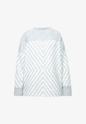 Lichtgrijze trui met een geometrisch chevronpatroon in een donkerder grijs. Gemaakt van zachte materialen, voorzien van een hoge hals en geribde boorden.