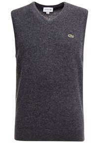 Herrar ärmlös väst i mörkgrått stickat material, med V-ringning och en liten grön Lacoste-logotyp på bröstet. Mjuk textur, inga mönster.