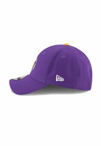 Cappellino da baseball viola con un design strutturato, caratterizzato da dettagli gialli, logo ricamato e visiera curvata. Logo New Era sul lato.