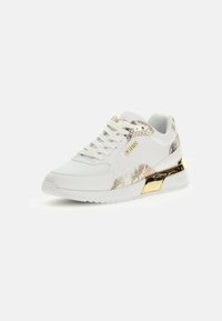 Sneaker bianca con un design in stampa python testurizzata, dettagli dorati e chiusura con lacci. Presenta una suola spessa e scanalata per un maggiore supporto.