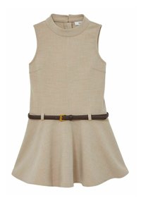 Vestido sin mangas color beige con un cuello alto, que cuenta con dos bolsillos delanteros, un cuerpo ajustado y un cinturón marrón con una hebilla dorada.