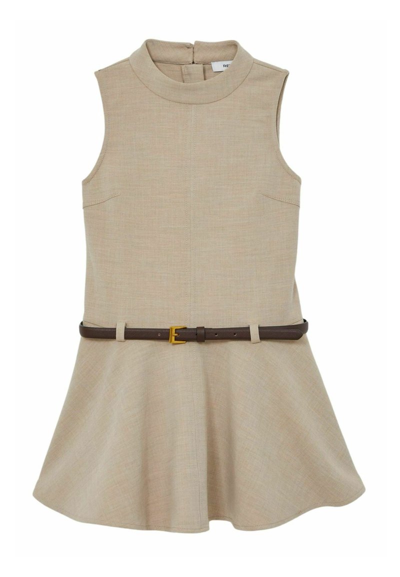 Vestido sin mangas color beige con un cuello alto, que cuenta con dos bolsillos delanteros, un cuerpo ajustado y un cinturón marrón con una hebilla dorada.