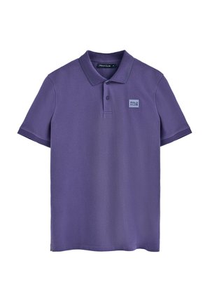 Fioletowa koszulka polo z teksturowanej tkaniny, z kołnierzykiem i trzema guzikami, z kwadratowym niebieskim logo na lewej piersi.