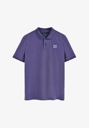 Camisa polo morada hecha de tela texturizada, con cuello y tres botones, que presenta un logotipo azul cuadrado en el lado izquierdo del pecho.
