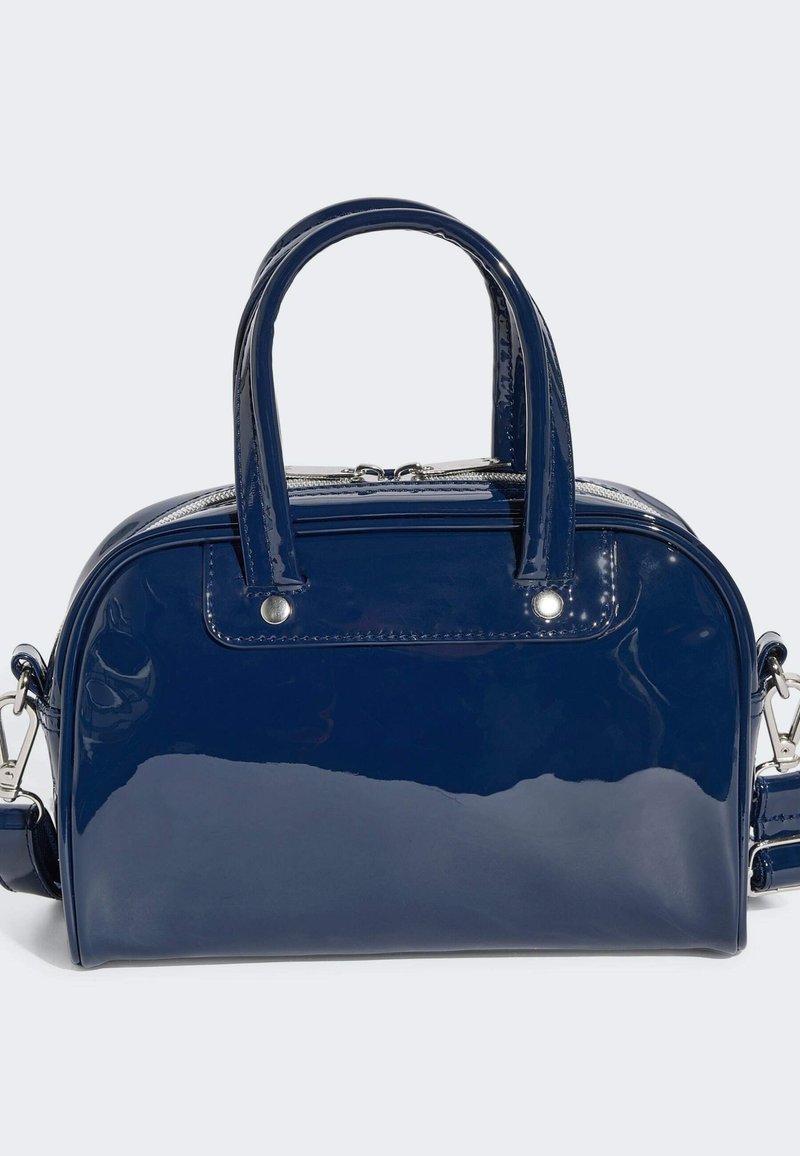 Kleine dunkelblaue glänzende Handtasche mit doppelten Griffen, silbernem Reißverschluss und abnehmbaren Schulterriemenhaken auf beiden Seiten.