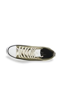 Zapatillas verde oliva con cordones metálico dorados, puntera de goma blanca, detalles en negro y una etiqueta de marca en la lengüeta.