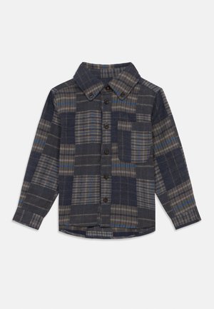 Cămașă cu nasturi în model tartan bleumarin, gri și maro. Are guler clasic, buzunar frontal și mâneci lungi cu manșete cu nasturi.