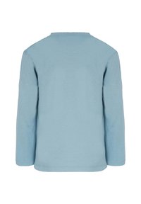 Lyseblå skjorte med lange ærmer og rund hals, lavet af blødt bomuldsstof. Har lige kant og manchetter på ærmerne.