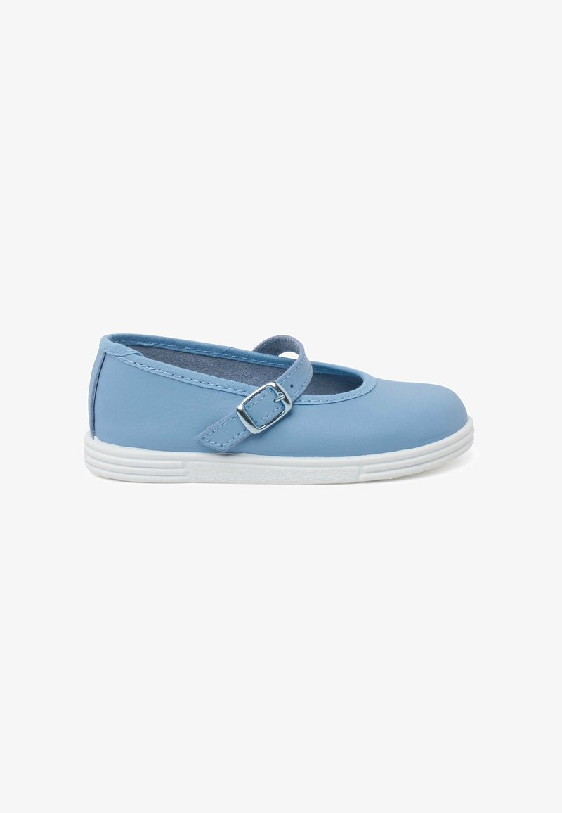 Chaussure Mary Jane en cuir bleu clair avec un bout rond, semelle en caoutchouc blanche et bride adjustable avec une boucle en argent.