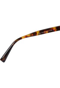 Ochelari de soare cu model tartă, cu un finisaj lucios, având un braț curbat marcat cu protecție UV400. Material plastic ușor.