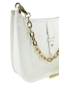 Weiße Lederhandtasche mit strukturierter Oberfläche, ausgestattet mit einem goldenen Kettenriemen und einer Vorderseite mit einer Tasche, die durch einen Druckknopf verschlossen wird.