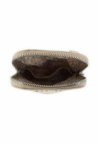 Beige Reißverschlusstasche, geöffnet, zeigt das Innere mit zwei Fächern und gemustertem Stofffutter mit Buchstaben.