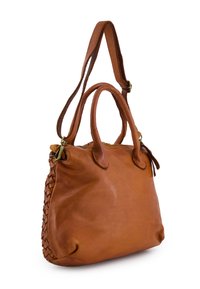 Brun læderhåndtaske med flettede detaljer. Har dobbelte top håndtag og en aftagelig skulderrem. Glat tekstur og lynlås lukning.