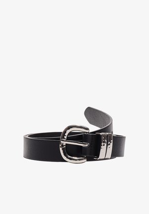 Črni usnjen pas z zaobljeno, polirano srebrno sponko in dvema srebrnima zankama, zvit proti belemu ozadju.