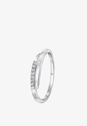 Zilverkleurige ring met een gladde band en een rij sprankelende heldere stenen op een gepolijste oppervlakte, wat zorgt voor een strakke en moderne uitstraling.