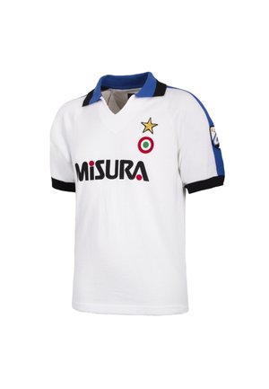 Wit voetbalshirt met blauwe kraag en strepen op de mouwen, zwarte manchetten, "MISURA"-logo, gouden ster, Italiaanse vlag in een cirkel en teamlogo op de mouw.