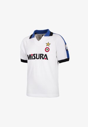 Wit voetbalshirt met blauwe kraag en strepen op de mouwen, zwarte manchetten, "MISURA"-logo, gouden ster, Italiaanse vlag in een cirkel en teamlogo op de mouw.