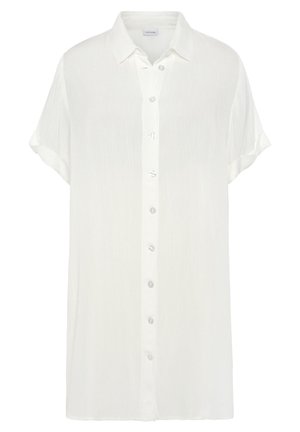 Chemise blanche à manches courtes en tissu léger, avec un col et une patte de boutonnage à boutons ronds sur le devant.