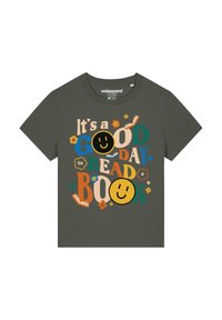 Grijze katoenen t-shirt met een kleurrafisch ontwerp met de tekst "Het is een GOEDE dag om een BOEK te LEZEN" en glimlachende gezichten, plus bloeiende accenten.