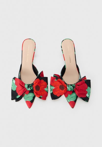 Λουλουδένιες μπαλαρίνες με μαύρη βάση, διακοσμημένες με ένα μεγάλο κόκκινο και πράσινο φιόγκο μπροστά, μυτερό δάχτυλο και λείο μπεζ πάτο.