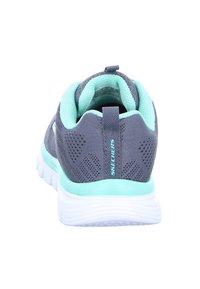Basket de sport en maille grise avec des accents turquoise, dotée d'un talon rembourré, d'une surface texturée et d'une languette pour faciliter l'enfilage.