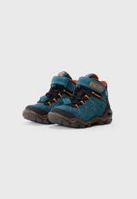 Scarpe da trekking per bambini, blu e arancioni, con suole nere, cinturini in velcro e lacci, su uno sfondo bianco.