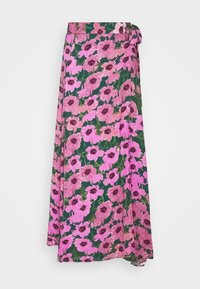Falda larga de tela ligera con estampado floral, fondo verde con grandes flores rosas y moradas, y detalle de lazo lateral.
