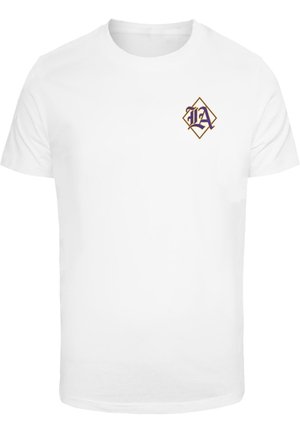 Witte katoen t-shirt met korte mouwen, voorzien van een klein paars en gouden geometrisch logo op de linkerkant van de borst. Zachte textuur.