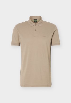 Beige kortermet poloshirt med to knapper og en liten preget logo på venstre bryst.