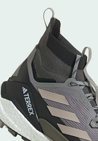 adidas Performance FREE HIKER 2.0 HIKING - Hikingsko - charcoal solid grey core black olive strata