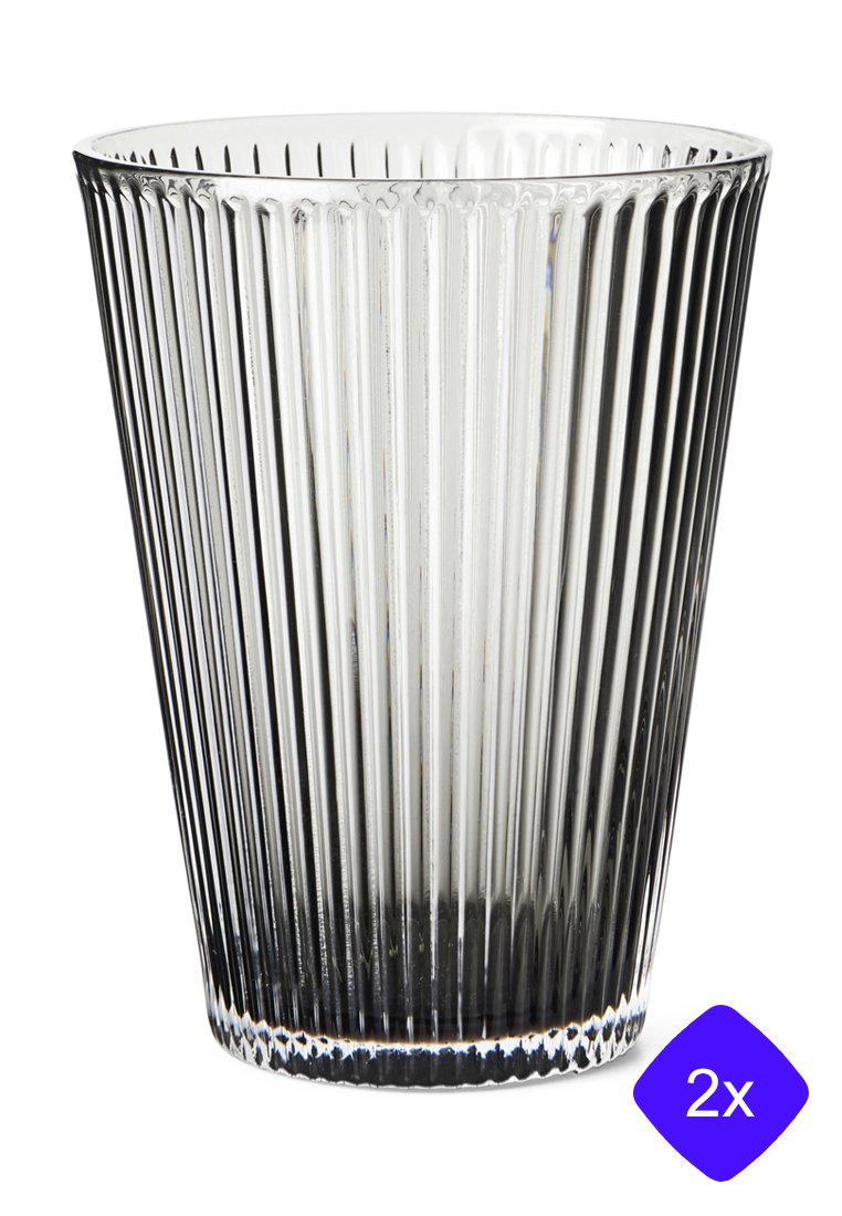 Klares Glas-Teeglas mit vertikal geripptem Design, Farbverlauf von transparent zu dunkel, strukturierte Oberfläche und ein stabiler Sockel.