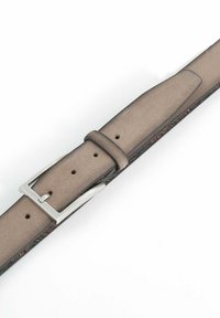 Leather belt in beige, with a smooth texture and silver metal buckle. Features holes for adjustment and a contrasting patterned edge.
