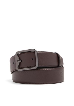 Ceinture en cuir brun foncé enroulée avec une boucle métallique rectangulaire et des coutures visibles le long des bords.