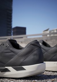 adidas Performance ADIZERO ADIOS 9 - Katujuoksukengät - core black core black iron metallic