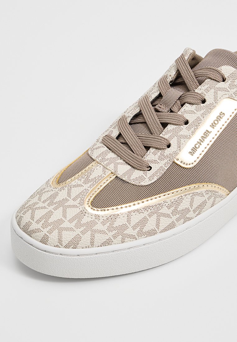 Baskets beiges avec un design textile à motifs, accents dorés et une semelle en caoutchouc blanche. Comprend des lacets ronds et un panneau latéral avec logo.