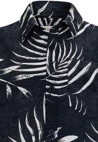 Camicia blu navy con stampa di foglie di palma bianche, chiusura con bottoni, colletto e tessuto testurizzato, con bottoni scuri e tasca frontale.