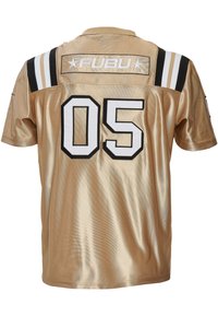 Tricou sportiv auriu fabricat dintr-un material lucios. Are accente negre și albe, un mare „05” pe spate și logo-ul „FUBU” în partea de sus.