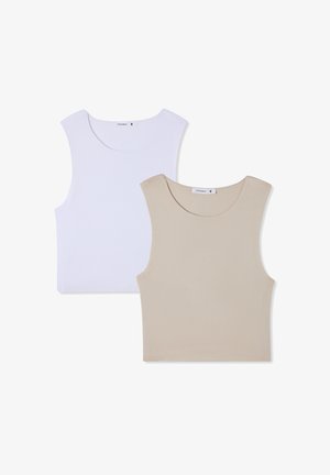 Zestaw dwóch bezrękawników; jeden biały, a drugi beżowy. Oba mają okrągły dekolt i są wykonane z gładkiego, elastycznego materiału.