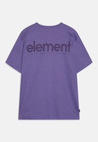 Fialové bavlněné tričko s velkým brandingem "element" na zadní straně, s klasickým kulatým výstřihem a krátkými rukávy.