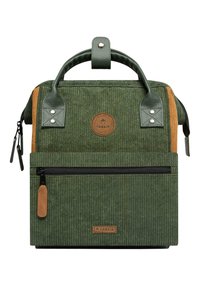 Sac à dos en velours côtelé vert avec des accents en cuir, une poignée supérieure, une poche zippée à l'avant et un logo circulaire. Présente une texture verticale.