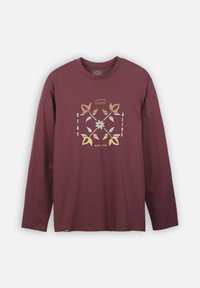 T-shirt à manches longues bordeaux en coton, arborant un motif central avec des éléments dorés et blancs, des dessins de feuilles, et le texte « RESTEZ VIVANT ».