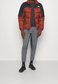 The North Face Bunda z prachového peří - brown