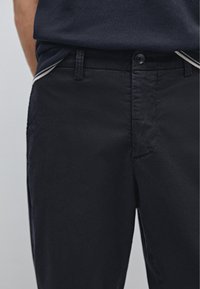 Navyblauwe broeken van gladde stof, met een knoopsluiting, contrasterende trims bij de zakken en een aansluitend ontwerp.