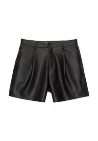 Shorts en cuir noir à texture lisse, dotés d'une fermeture à boutons sur le devant, de plis et de deux poches latérales.