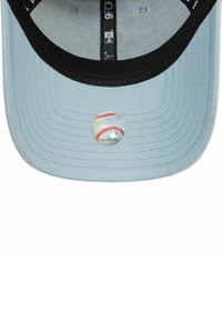 Gorra azul claro con visera negra, que presenta un gráfico circular de béisbol en la parte frontal, tejido texturizado con detalles de costura.