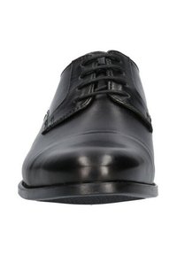 Scarpa da uomo in pelle nera con superficie liscia, punta affusolata e design della stringa a sei occhielli. Presenta una suola nera a profilo basso.