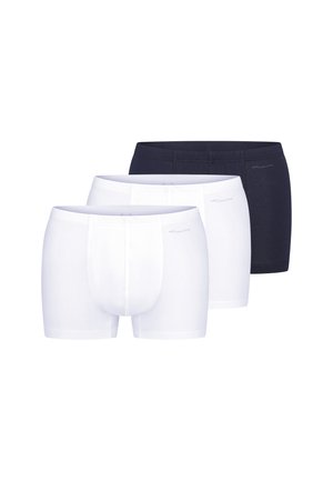 Drei Herrenboxershorts, zwei weiße und eine schwarze, nebeneinander auf einem einfarbigen Hintergrund angeordnet.