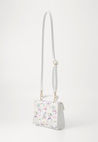 Sac à main en cuir blanc avec un motif floral rose et vert, agrémenté de finitions dorées et d'un design structuré. Bandoulière réglable incluse.