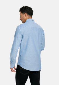 EMBLEMS Camisa - celeste